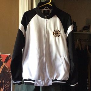 COPY - NBA Boston Bruins. Men’s small but fits Medium as well. White and Black.
